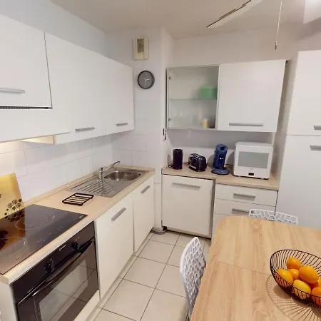 2p Climatise En Centre-ville Avec Terrasse Et Parking Prive - Fr-1-196-336 *